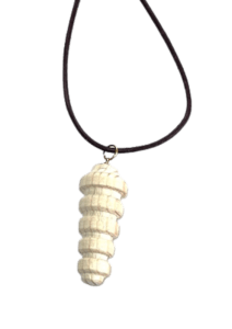De gelaagde ringen van deze hanger doen denken aan de natuurlijke opbouw van een dennenappel. Er ontstaat een dynamisch object dat organisch aanvoelt. Lichtgewicht sieraad.