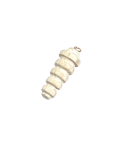 De gelaagde ringen van deze hanger doen denken aan de natuurlijke opbouw van een dennenappel. Er ontstaat een dynamisch object dat organisch aanvoelt. Lichtgewicht sieraad.